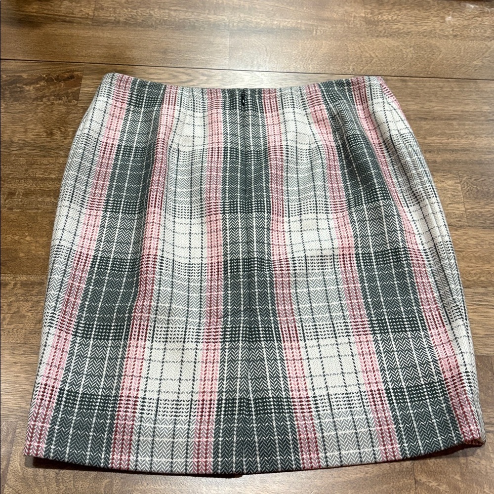 Talbots Wool Blend Skirt 10P. Fully Lined. Gray, pink, red. Like new. - Picture 5 of 8